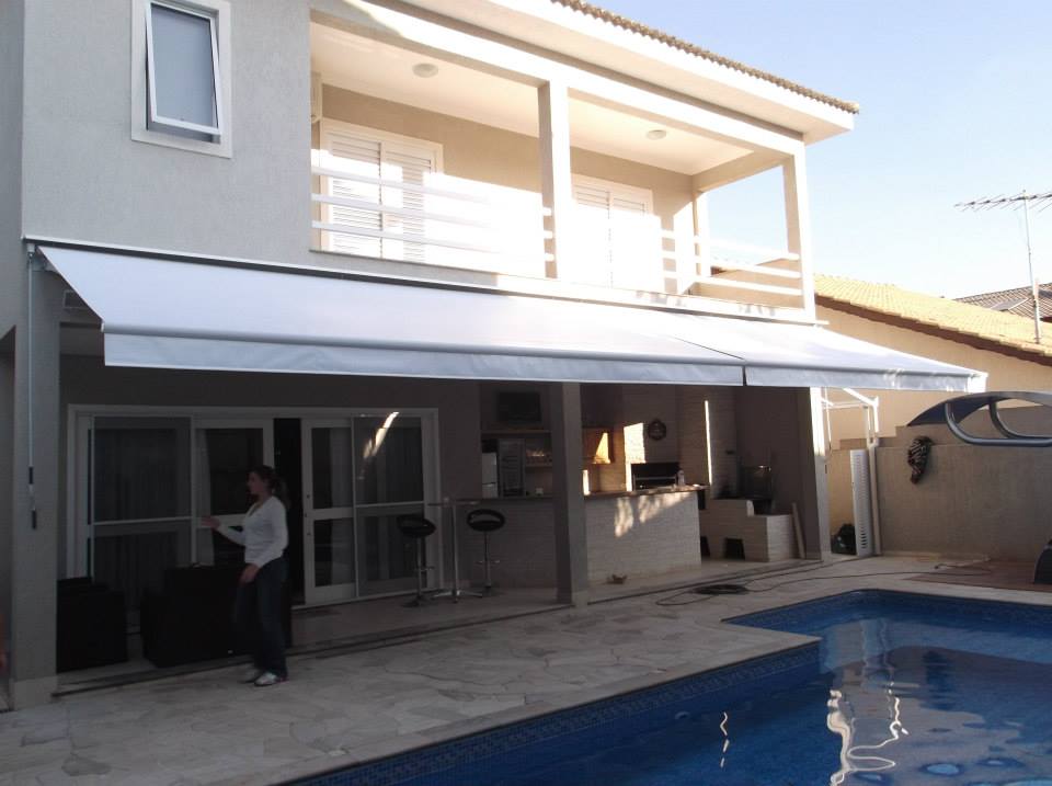 Toldo articulado aberto sobre área externa