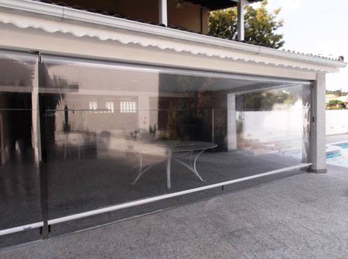 Detalhe de cortina externa instalada em residência